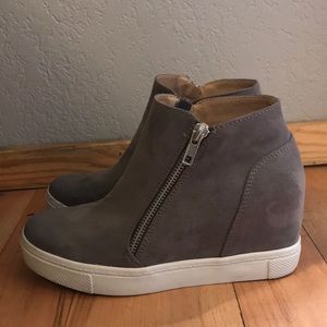 Brash, size 6 1/2 gray wedge boots!